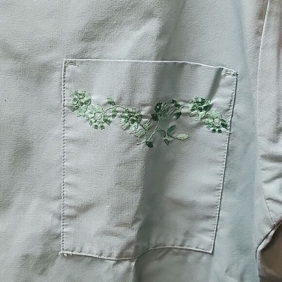 Bundle of 3 v neck scrubs tops by Simply Basic, Basic, & Peaches, size medium - Picture 10 of 11